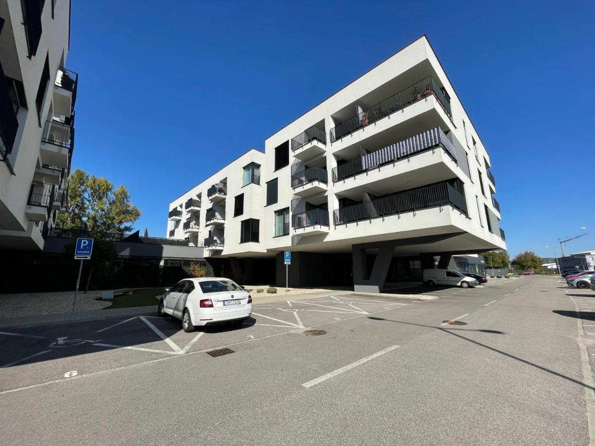 Greenbay Apartment With Free Parking Trenčín エクステリア 写真